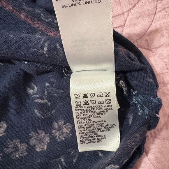 Lucky Brand Blue and White Graphic Blouse with Cap Sleeves - Picture 4 of 4